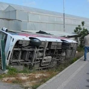 Antalya'da tur midibüsü devrildi; 18'i turist 19 yaralı