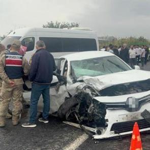 Şanlıurfa'da minibüs ile otomobil çarpıştı: 5 yaralı