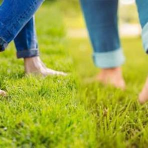 Şoke eden ger&ccedil;ek: Toprağa &ccedil;ıplak ayakla basınca bakın neler oluyor!