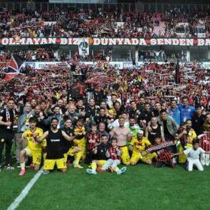 S&uuml;per Lig efsanesi 3. Lig'e y&uuml;kseldi: Amat&ouml;r ma&ccedil;ı binlerce kişi seyretti
