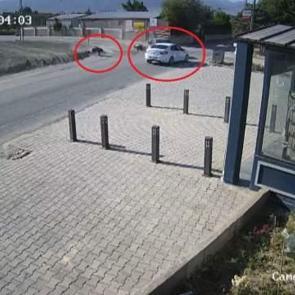 Motosikletliler otomobile çarptı, metrelerce havaya fırladılar