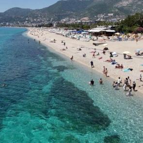 Antalya’da sezon çoktan açıldı: Sıcaktan bunalan Kleopatra’ya koştu