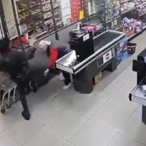 Bayrampaşa'da zincir markette bir kişiden, kasiyere tekme ve yumruk