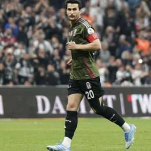 Beşiktaş'ın efsanesi geri d&ouml;nd&uuml;! 274 g&uuml;n sonra alkışlarla karşılandı