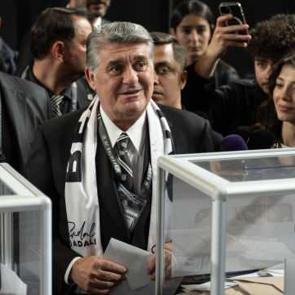 Beşiktaş'ta Serdal Adalı yeniden başkanlığa se&ccedil;ildi