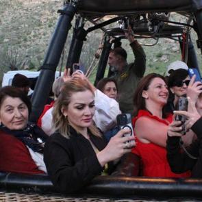 Bu kez anneler için havalandı: Gökyüzünde kutladılar