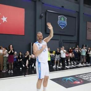 Eski milli basketbolcu Oğuz Savaş, parkelere veda etti