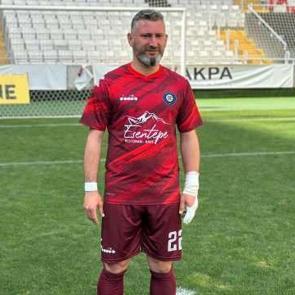 Hem başkan, hem teknik direkt&ouml;r, hem oyuncu: Bir de 'şampiyon'