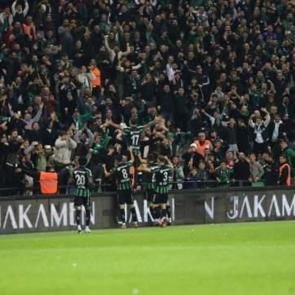 Şampiyonluğu garantileyen takımın taraftarı isyan etti! Yıldız futbolcu &ouml;z&uuml;r diledi