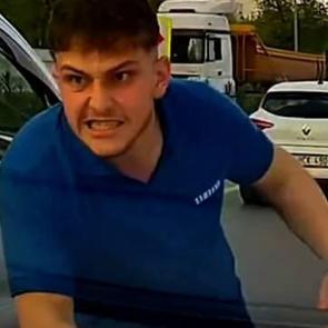 Sancaktepe’de trafikte yol verme kavgası! Aracın kaputunu yumrukladı