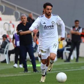 S&uuml;per Lig'den 3. Lig'e d&uuml;şen efsane ekipte bir yıldız parlıyor: Devler peşinde