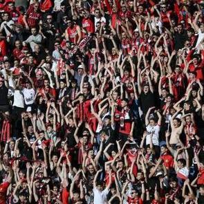 Trib&uuml;nde yaşananlar kritik ma&ccedil;ın &ouml;n&uuml;ne ge&ccedil;ti: Herkes p&uuml;r dikkat oraya baktı