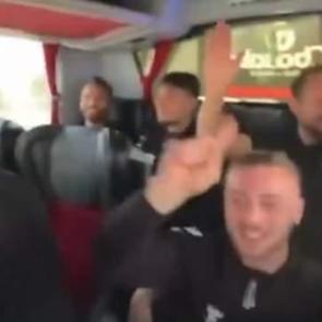 Video ortaya &ccedil;ıktı: Efsane ekibin futbolcuları rakip takıma k&uuml;frediyor