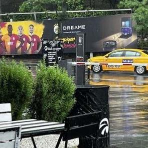 Beşiktaş'ın stadında 'Şampiyon Galatasaray' yazılı reklam panosu