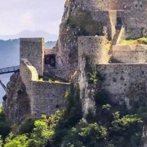 Bosna Hersek’in tarihi hazinesi: Srebrenik Kalesi