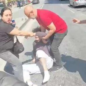 Esenyurt'ta yaya ile sürücü arasında tekmeli yol verme kavgası! 