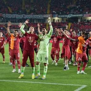 Fernando Muslera, B&uuml;lent Korkmaz'ın rekoruna ortak oldu