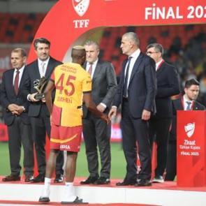 Finalin oyuncusu Victor Osimhen se&ccedil;ildi