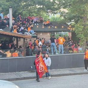 Kafede yer kalmadı, taraftar &ccedil;atıya &ccedil;ıktı: Bartın'da ilgin&ccedil; g&ouml;r&uuml;nt&uuml;ler
