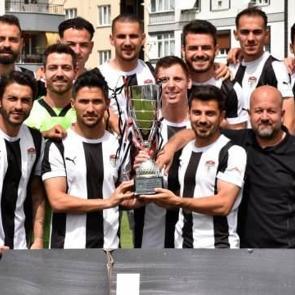 Nereden nereye! S&uuml;per Lig'in efsane takımı BAL'a y&uuml;kseldi, kupasına kavuştu