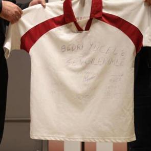 S&uuml;per Lig'e ilk y&uuml;kseldikleri formaydı! 23 sene sonra m&uuml;zeye hediye etti