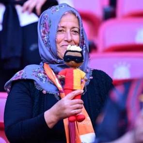 Victor Osimhen i&ccedil;in maskeli bebek &ouml;ren Neslihan teyze trib&uuml;nde