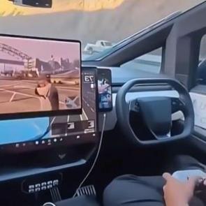Tesla'da GTA 5 oynayan adam viral oldu!
