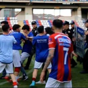 Amat&ouml;rde ma&ccedil; bitti, yumruklar konuştu: Polis sahaya girdi