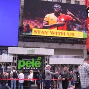 Amerikalıları şaşırtan g&ouml;r&uuml;nt&uuml;! New York'ta dev ekrandan Osimhen'e mesaj