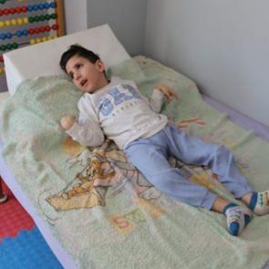 Milyonda bir görülüyor: 8 yaşındaki Mehmet'in hayatı bir sivrisinek ısırığıyla karardı!