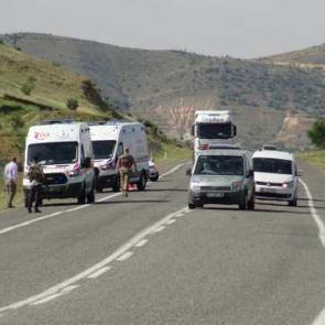 Hafif ticari araç, şarampole yuvarlandı: 1 ölü, 2 yaralı