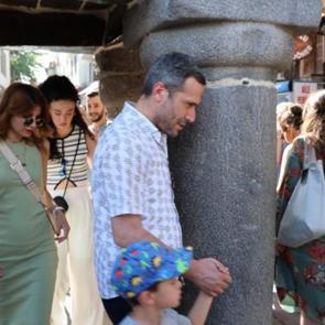 Her ayak bir mezhebi temsil ediyor: 7 kere dönüp dilek tutuyorlar