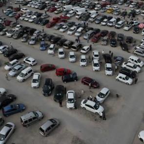 İkinci el oto pazarında bayram havası