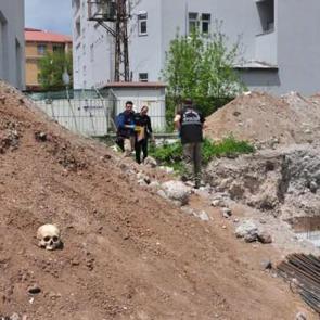 Okul inşaat kazısından insan kafatası ve kemikler çıktı