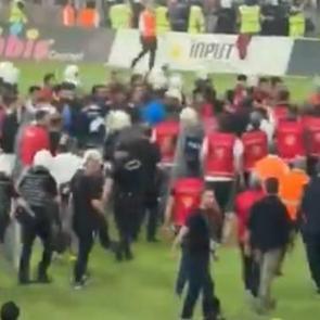 2. Lig ma&ccedil;ında b&uuml;y&uuml;k olaylar! Karşılaşma tatil edildi