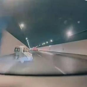 Bir anda yola fırlayan küçük araç kazaya sebep oldu