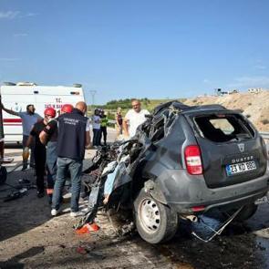 Elazığ’da otomobil ile tır çarpıştı: 1 ölü, 2 ağır yaralı