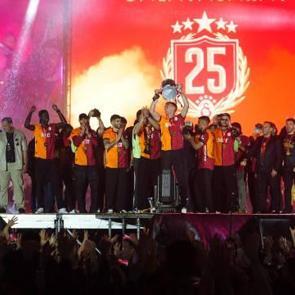 G&ouml;r&uuml;lmemiş coşku! Galatasaray 25. şampiyonluğunu kutladı