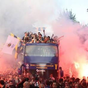 Kadık&ouml;y yangın yeri! Fenerbah&ccedil;e'den muhteşem kutlama