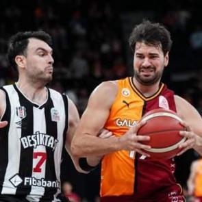Kartal pota derbisinde Aslan'ı 100'l&uuml;k yaptı! Yarı finale y&uuml;kseldi