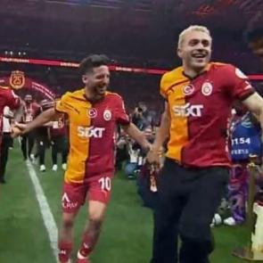 Kutlamalara horon damgası! Galatasaray'ın yabancı yıldızı kendinden ge&ccedil;ti