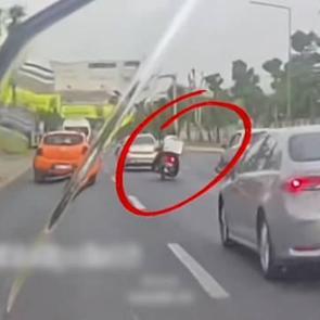 Makas atan motorcuya polisten anında müdahale!