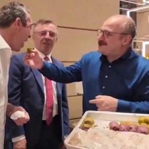 Mustafa Varank, şampiyonluk ma&ccedil;ı &ouml;ncesi Ali Ko&ccedil;'a okunmuş baklava yedirdi