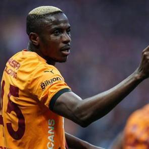 Osimhen 3 yıllık s&ouml;zleşmeyi imzalıyor: Son kararını başkana iletti