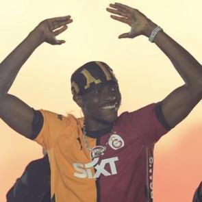 Osimhen'den kutlamalarda transfer s&ouml;zleri