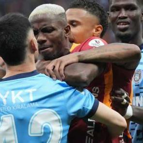Osimhen rakip stoperi kavgaya &ccedil;ağırdı: Muslera tam 100 metre koştu