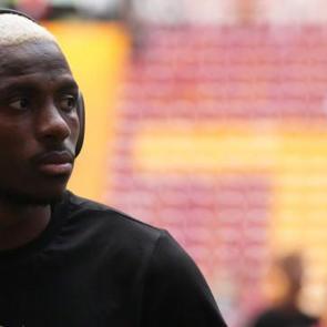 Osimhen'in k&ouml;yl&uuml;s&uuml; RAMS Park'ta vedayı duyurdu: İtalya'ya d&ouml;n&uuml;yor