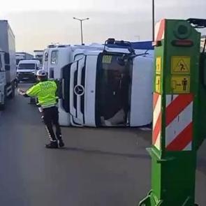 Pendik'te TEM Otoyolu'nda TIR devrildi!