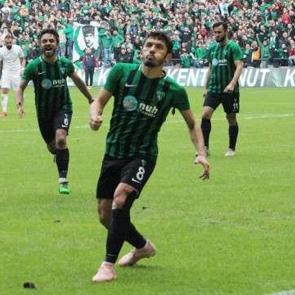 Şampiyon Bursaspor'a Kocaeli &ccedil;ıkışlı orta saha: İmzayı attı