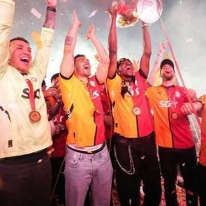 Kutlamalarda ıslıklanmıştı: Sahneyi terk edip ayrılık kararı aldı